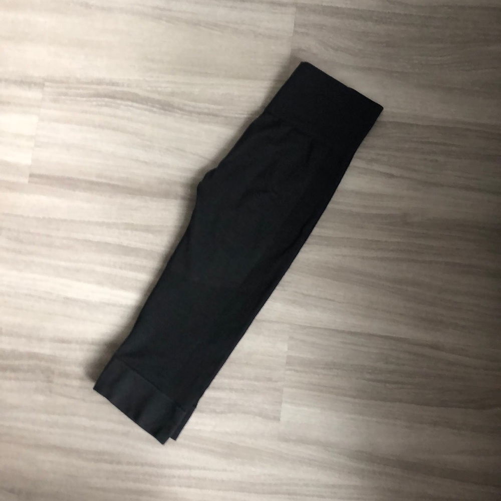 Dark grey LuluLemon cropped leggings